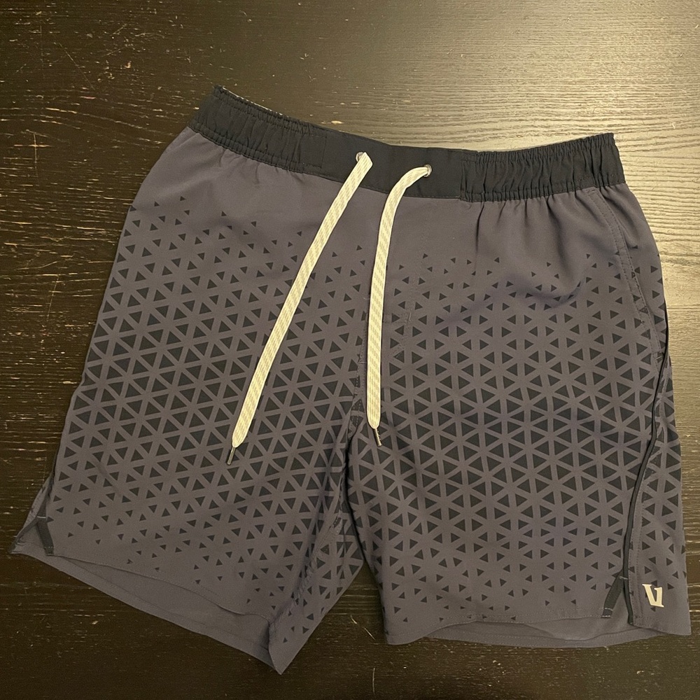 Vuori Trail shorts lined Men’s size M rare triangle pattern EUC